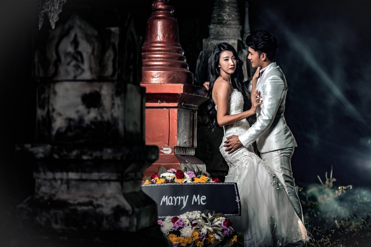 Cụ thể, bộ ảnh cưới độc đáo trên được một đôi trai gái người Thái Lan tung lên mạng xã hội vào ngày 8/1 vừa qua và ngay lập tức "gây bão" với hàng chục nghìn lượt chia sẻ.