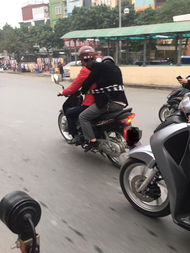 Mới đây, hình ảnh người đàn ông uống rượu say mềm người ngồi phía sau xe máy được vợ chở về nhà. Đáng nói có lẽ do hơi quá chén nên người phụ nữ phải dùng chiếc khăn cột ngang người chồng để đảm bảo an toàn, chân người đàn ông cũng chỉ còn lại đôi tất mà chẳng hề thấy giày dép đâu cả gây chú ý CĐM.