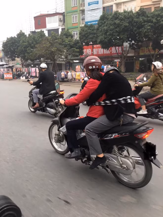 Thậm chí, vừa đi đường, người phụ nữ vừa phải chú ý an toàn vì chồng chẳng còn tỉnh táo, thậm chí tay phải ôm eo vợ rồi gục cả đầu lên vào suốt quãng đường di chuyển.