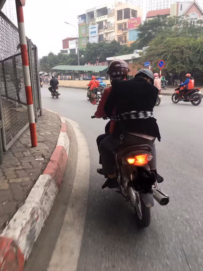 Chỉ sau ít giờ đăng tải, hình ảnh trên đã nhận được sự quan tâm và bình luận của cộng đồng mạng. Việc xử phạt đối với các hành vi vi phạm quy định nồng độ cồn khi tham gia giao thông mới áp dụng mới đây, nhưng không ít những hình ảnh người vợ phải đến tận quán nhậu đón chồng về nhà đã được chia sẻ lên mạng xã hội. Cũng chỉ bởi thương chồng, tiếc số tiền phải bỏ là nộp phạt mà không ít chị vợ phải lặn lội đi đón chồng sau mỗi lần nhậu xỉn.