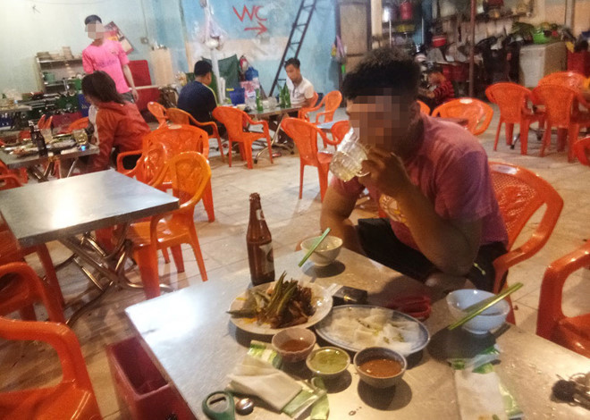 Thế nhưng, sau khi uống say mềm nhũn người, một số anh chồng đã "nhờ vợ" đến tận nơi chở về nhà cho an toàn.