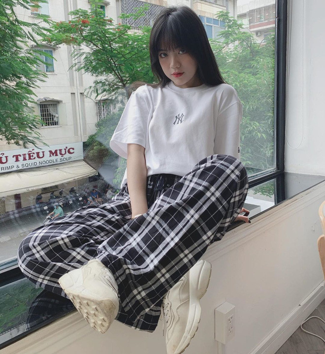 Cũng giống như Linh Ngọc Đàm, cô em Bảo Hân Helia thích style năng động, khoẻ khoắn trông như 1 cậu con trai nghịch ngợm.