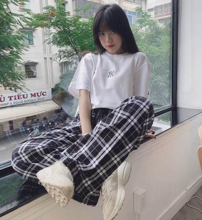 Cũng giống như Linh Ngọc Đàm, cô em Bảo Hân Helia thích style năng động, khoẻ khoắn trông như 1 cậu con trai nghịch ngợm.