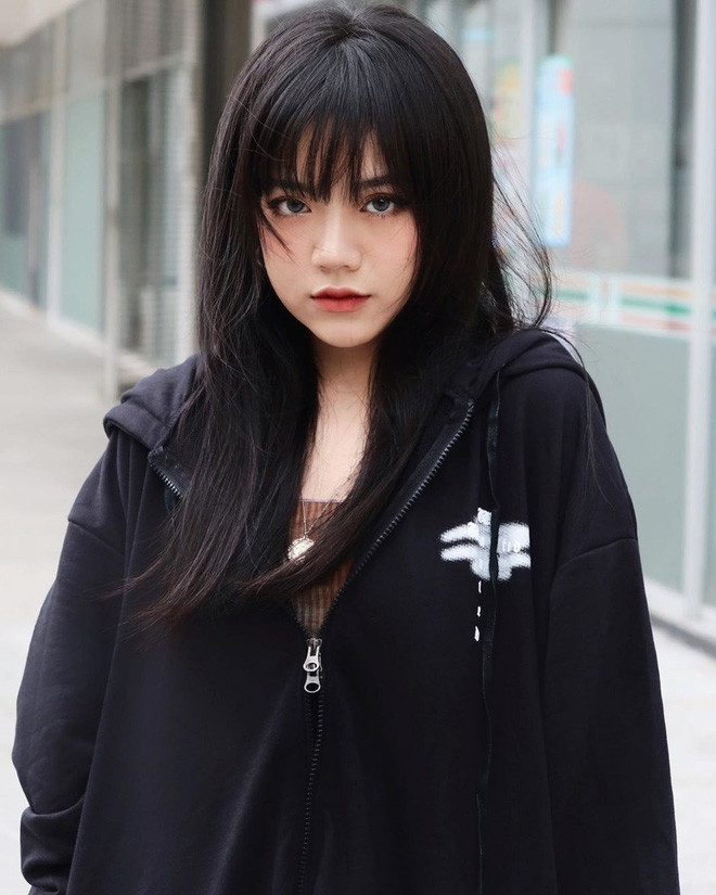 Streamer Linh Ngọc Đàm và Helia Bảo Hân đều có đôi mắt với rất đẹp với thần thái lạnh lùng. Chẳng cần tạo dáng cầu kì, hai cô nàng chỉ cần nhìn thẳng vào ống kính là đủ để có một tấm ảnh 10 điểm