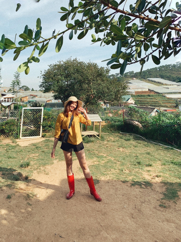 Trong bức ảnh mới đăng tải trên trang cá nhân, nữ tiếp viên trưởng Khánh Linh chọn một bộ bikini 2 mảnh khá đơn giản.