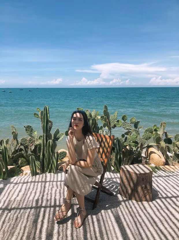 Khi làm cabin manager, nhiệm vụ chính của Khánh Linh là quản lý về an toàn, an ninh và dịch vụ trong cabin. Ngoài ra, tiếp viên trưởng cần chịu trách nhiệm về việc giao tiếp giữa tiếp viên với khách, với tổ lái.