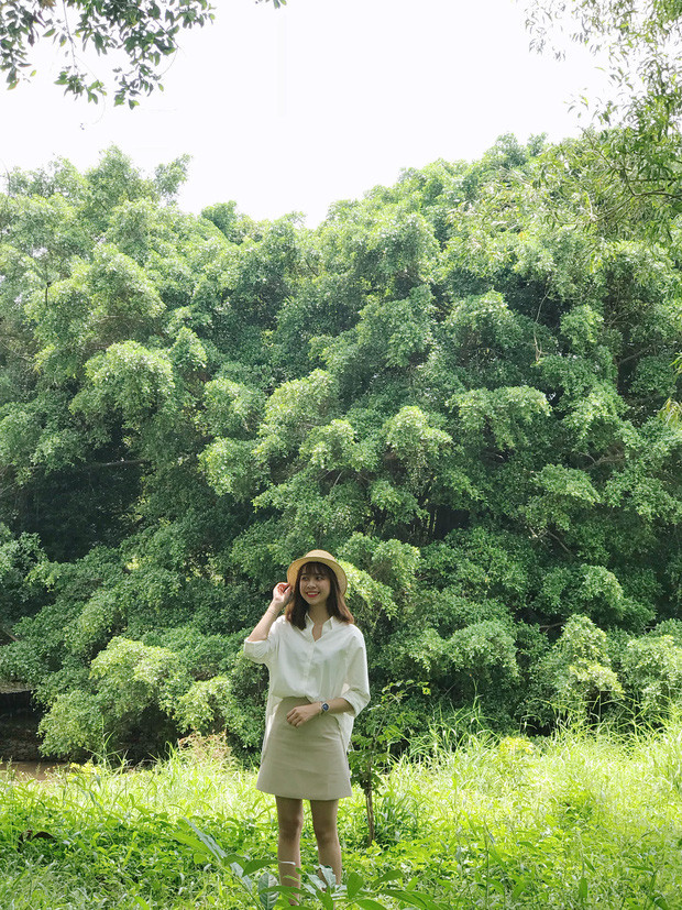 Được biết trước đây, Khánh Linh từng là học sinh lớp chuyên Anh, trường THPT Chuyên Nguyễn Du (Đăk Lăk). Sau khi học xong cấp 3, cô bạn được gia đình hướng theo công việc nhà nước nhưng Linh không thích và đã trốn gia đình tự ý đi thi tiếp viên hàng không.