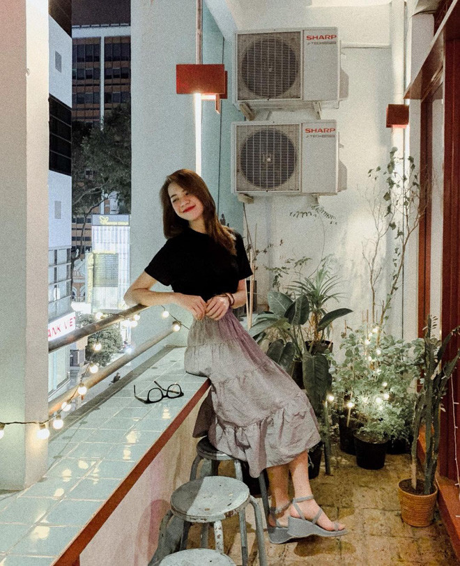 Vốn có phong cách kín đáo, nền nã nên đây chính là một dịp hiếm hoi Khánh Linh khoe dáng.