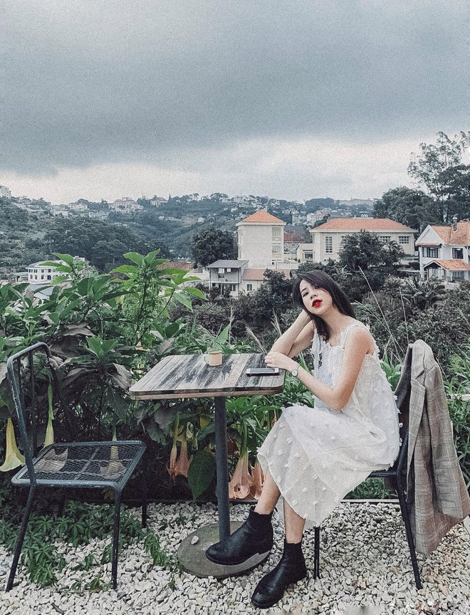 Trước đó, tiếp viên trưởng của Pacific Airlines chỉ đăng những khoảnh khắc vòng 1 lấp ló nhưng cũng đã khiến các netizen "đứng ngồi không yên".