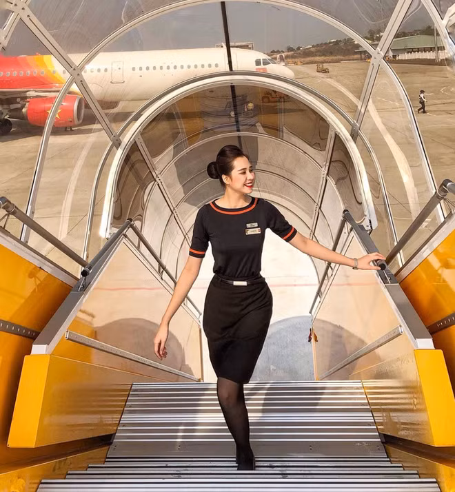 Tống Khánh Linh bắt đầu nhận được nhiều sự quan tâm khi chia sẻ những đoạn clip ngắn, ghi lại khoảnh khắc làm việc của mình trên máy bay, trong vai trò là một tiếp viên trưởng (cabin manager).