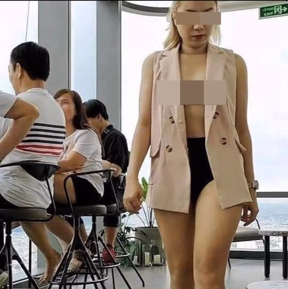 Trong ảnh, người phụ nữ này lại tiếp tục lộ ngực trần khi diện trên mình chiếc áo da mỏng dính, bó sát vào người. Số trang phục trên chẳng có nghĩa lý gì vì nó vẫn không thể che đi sự phô phang của nhân vật trên.