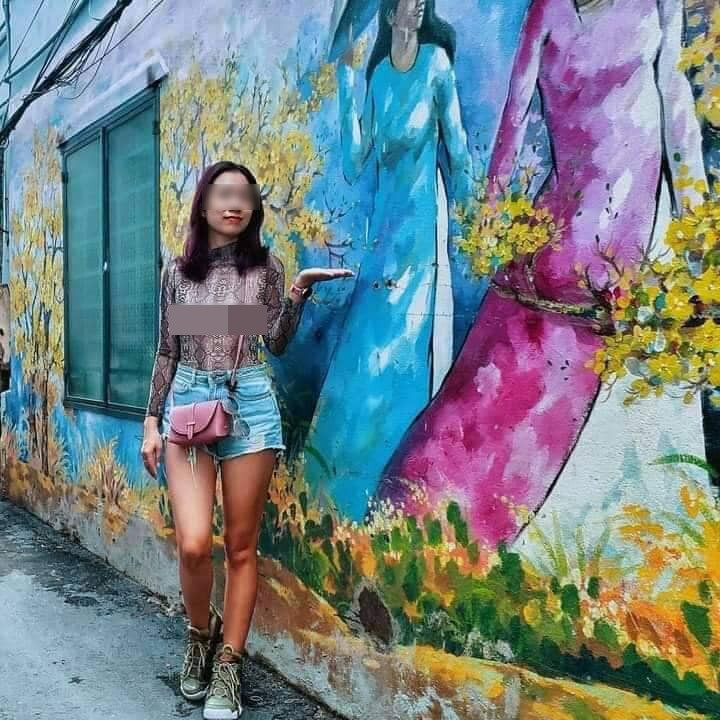 Đa phần các thành viên trên mạng xã hội sau khi xem ảnh người phụ nữ "thả rông" ngực đều để lại bình luận bức xúc bởi thời trang trên không phù hợp với việc ra đường và nó làm "băng hoại" thuần phong mỹ tục vốn có của người Việt Nam.