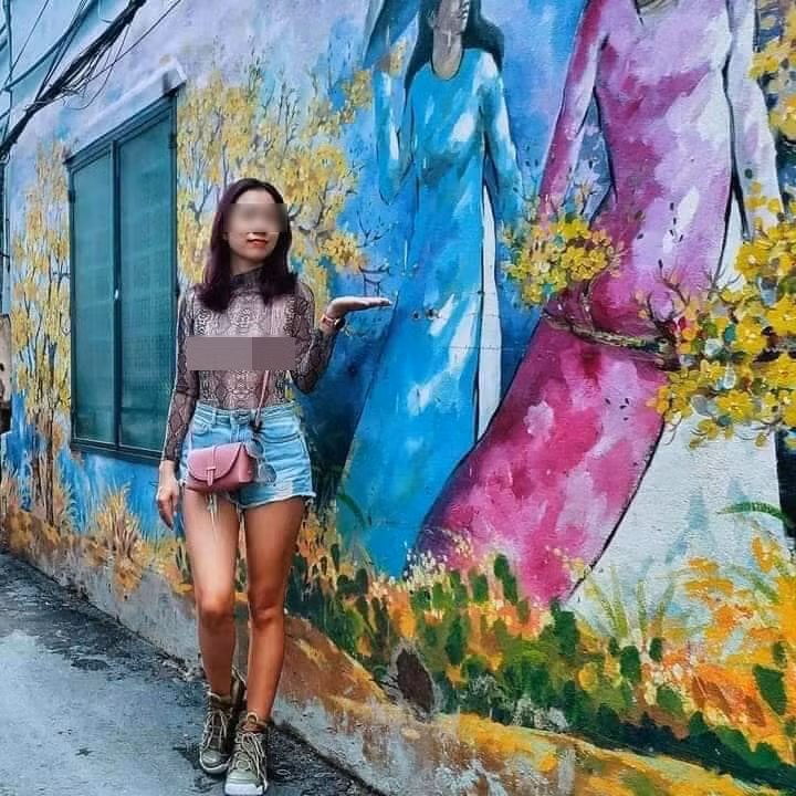 Đa phần các thành viên trên mạng xã hội sau khi xem ảnh người phụ nữ "thả rông" ngực đều để lại bình luận bức xúc bởi thời trang trên không phù hợp với việc ra đường và nó làm "băng hoại" thuần phong mỹ tục vốn có của người Việt Nam.