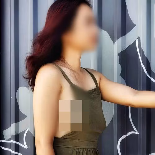 Mặc dù bị các thành viên trên mạng xã hội chỉ trích gay gắt nhưng dường như người phụ nữ "thả rông" vòng 1 này không mảy may quan tâm đến những bình luận và tiếp tục với những trang phục hở hang.