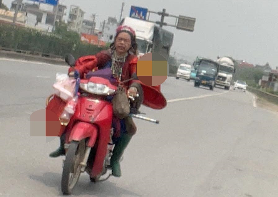 Giống như mọi lần xuất hiện, Bella vẫn lỉnh kỉnh đồ đạc và đầu không đội mũ bảo hiểm.