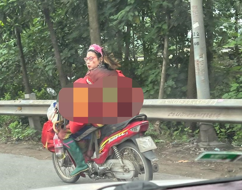 Sau màn thong dong, đi bộ đẩy xe rùa cách đây chưa lâu, mới đây nhiều người tham gia giao thông tại Quốc lộ 5 thuộc địa phận Hà Nội đã bắt gặp Bella giong ruổi bằng xe máy.