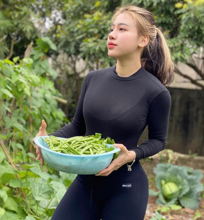 Trên trang cá nhân, người đẹp thường xuyên chia sẻ những kinh nghiệm cũng như các bài tập giữ dáng hiệu quả, được các chị em ủng hộ nhiệt tình.