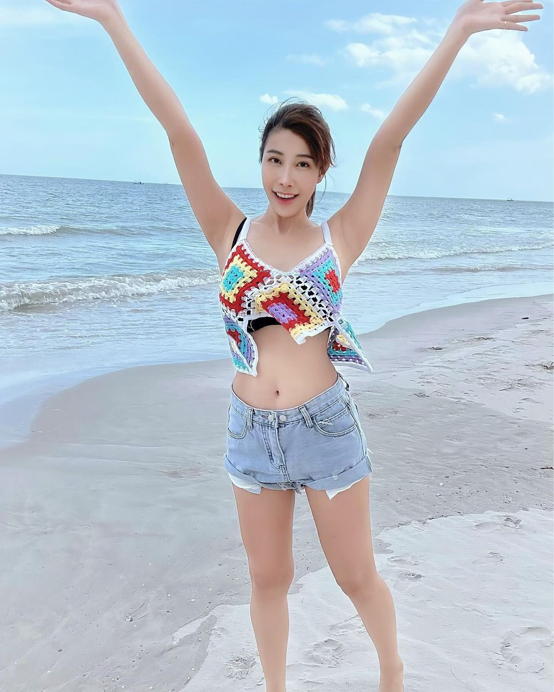 Các fan trung thành cho rằng cô nàng người Thái Lan này sẽ tiến xa nếu biết dừng lại ở những trang phục quyến rũ vừa đủ.