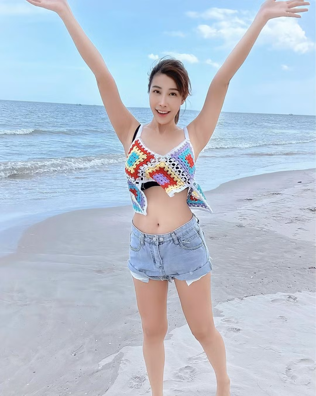 Các fan trung thành cho rằng cô nàng người Thái Lan này sẽ tiến xa nếu biết dừng lại ở những trang phục quyến rũ vừa đủ.