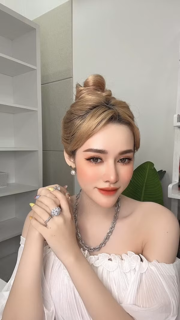 Hiện tại sau 2 năm nổi tiếng từ trend “gái Nhật”, cuộc sống của Kem Kabi cũng không có quá nhiều thay đổi. Lướt một vòng trang cá nhân, những bài đăng khoe nhan sắc và đời sống của nàng vẫn thu hút lượt tương tác ổn định từ phía độc giả.