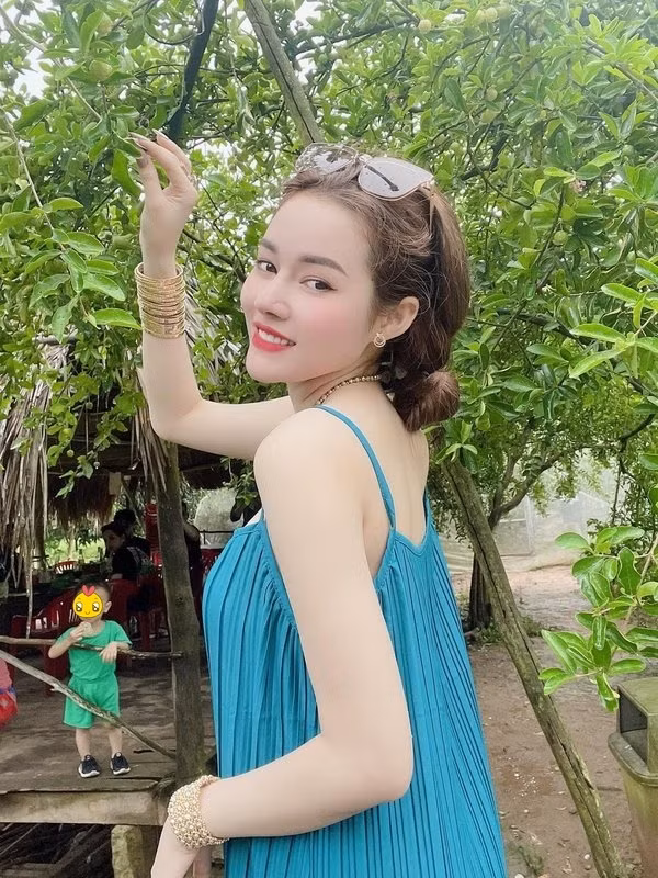 Còn những câu nói trong livestream của hot girl sinh năm 1995 thì được cắt ghép, tạo thành một bản nhạc remix, được nhiều độc giả chia sẻ.