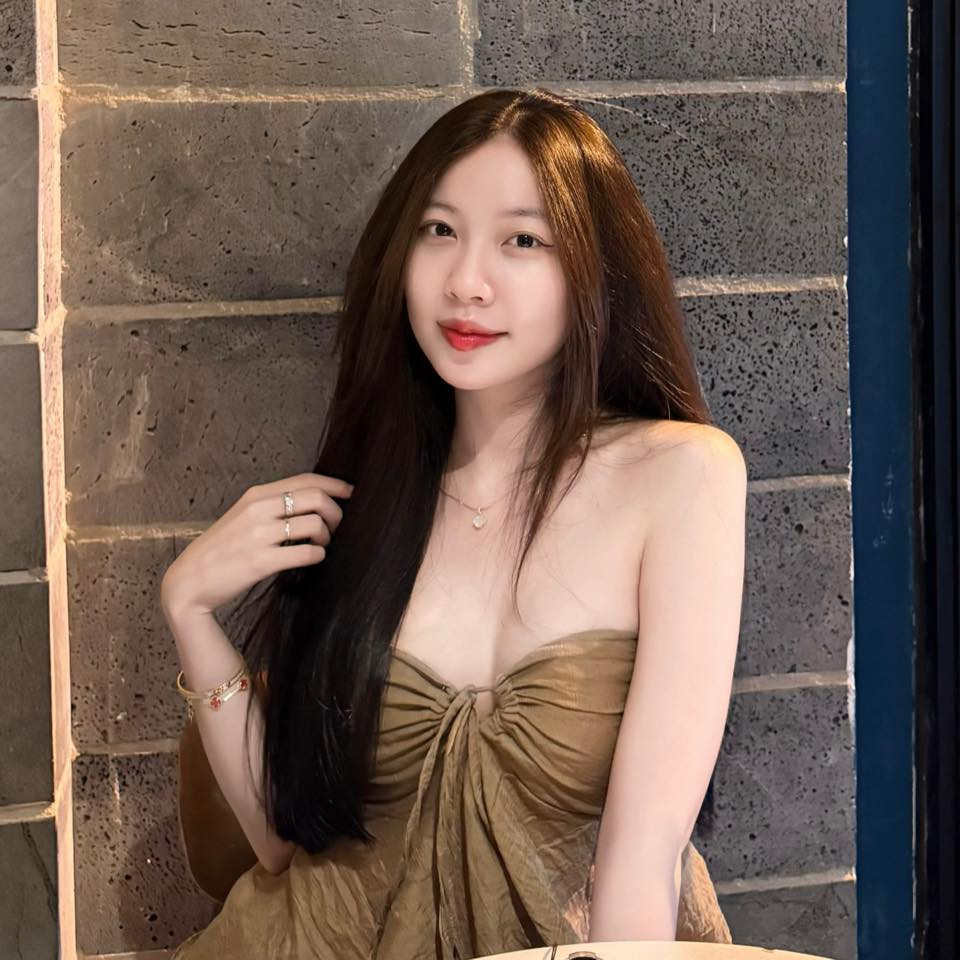 Cư dân mạng không khỏi ngỡ ngàng trước nhan sắc mặn mà, rạng rỡ của bà mẹ một con.