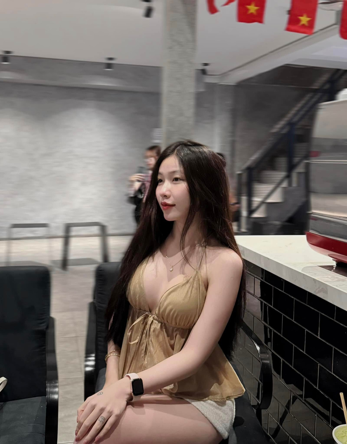 Jiny là nữ duy nhất trong 96 game thủ, thu hút sự quan tâm của các đối thủ lẫn người hâm mộ. Thời điểm ấy, bóng hồng duy nhất của toàn giải thi đấu dưới màu áo của team VinSignature.