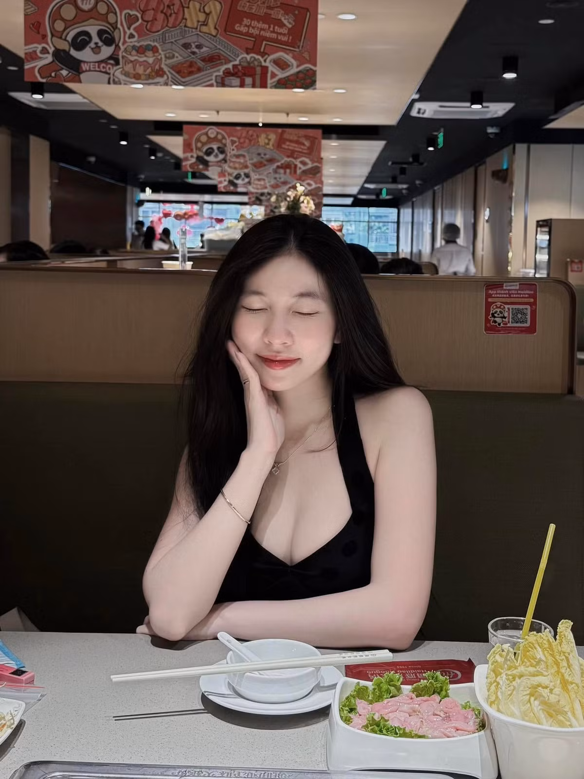 Thế nhưng, người theo dõi cũng nhận ra sự rút khỏi Esports dần dần của cựu hot girl PUBG Mobile này. Jiny gần như không còn xuất hiện công khai trên các nền tảng game hay livestream như trước, thay vào đó là cuộc sống kín tiếng hơn.