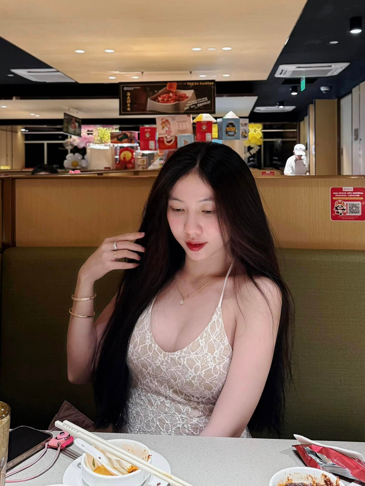 Jiny (Huỳnh Kha Bích Nhung) từng nổi lên khi xuất hiện trong đội hình thi đấu PUBG Mobile Pro League Vietnam S1 được tổ chức tại Đà Nẵng 2020.