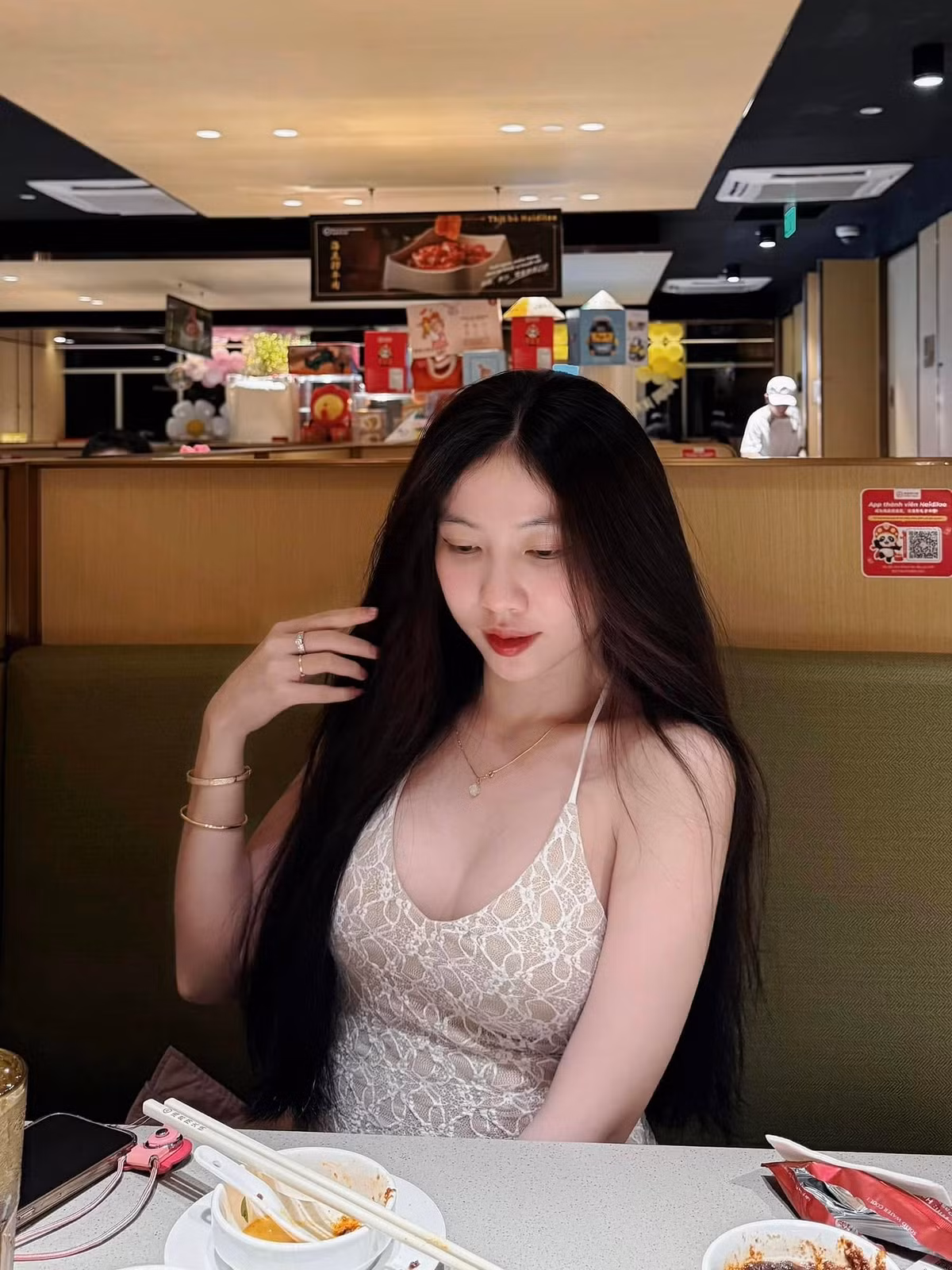 Jiny (Huỳnh Kha Bích Nhung) từng nổi lên khi xuất hiện trong đội hình thi đấu PUBG Mobile Pro League Vietnam S1 được tổ chức tại Đà Nẵng 2020.