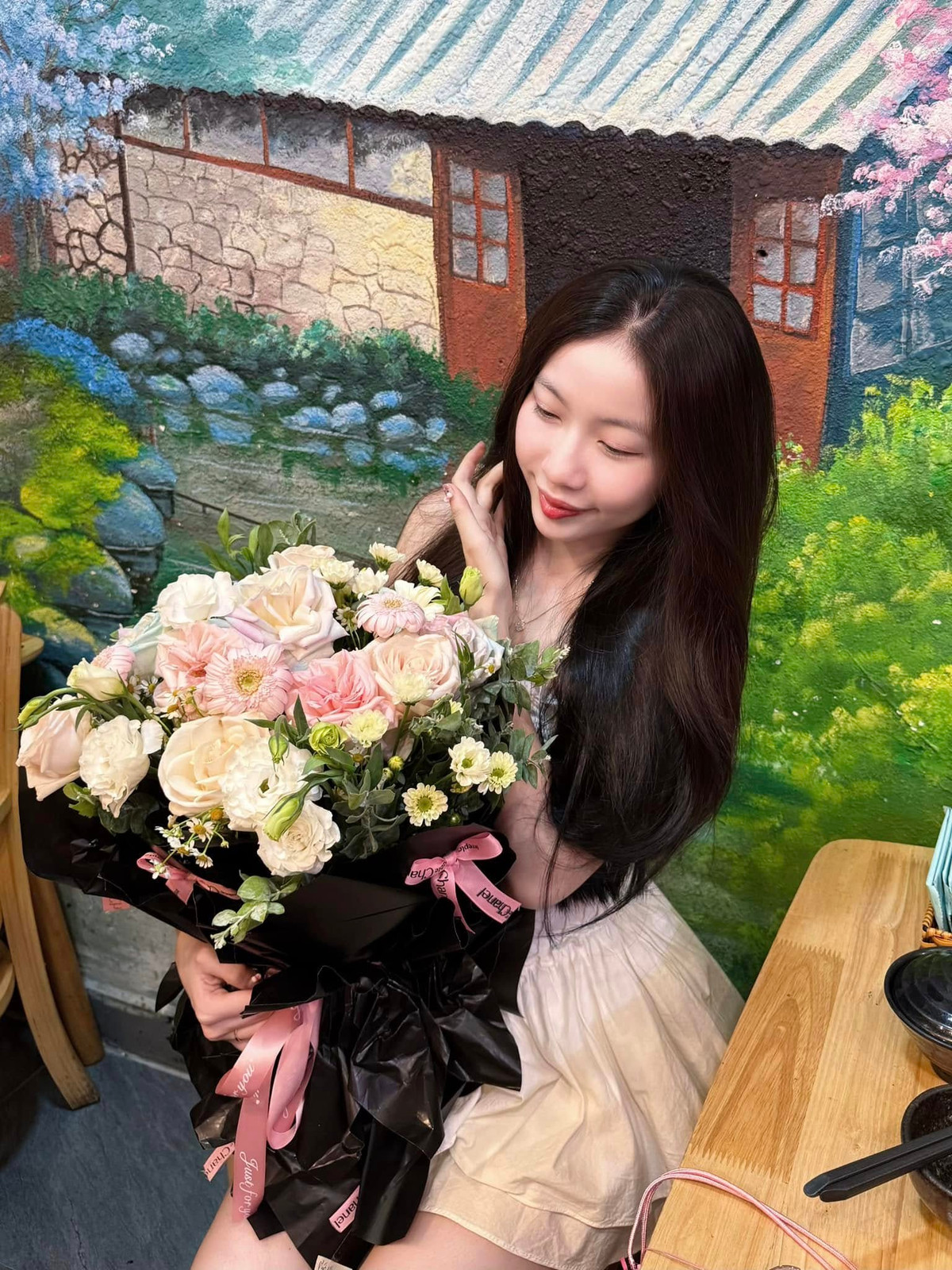 Bẵng đi một thời gian xây dựng gia đình, sinh con cùng việc tập trung cho các dự án kinh doanh cá nhân, mới đây, Jiny đăng tải loạt ảnh cập nhật cuộc sống khiến cư dân mạng không khỏi trầm trồ.