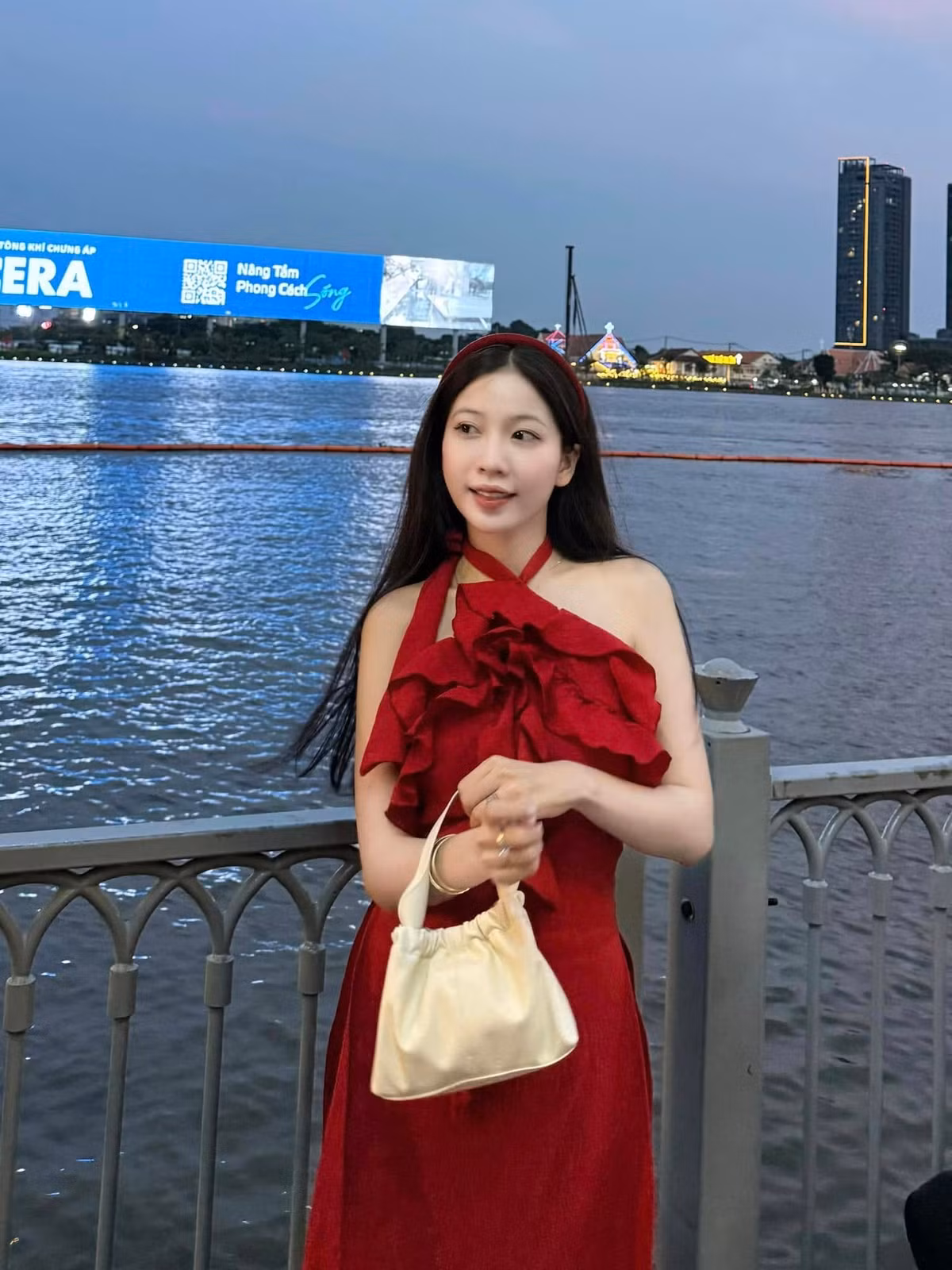 Sự xuất hiện trở lại của Jiny nhanh chóng thu hút sự chú ý nhờ nhan sắc xinh đẹp, mặn mà cùng thần thái cuốn hút "trông mòn con mắt".