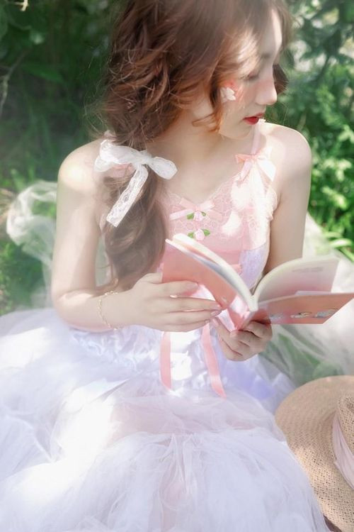 Thoại Quyên chia sẻ: “Đây là lần đầu tiên, mình được chụp với phong cách này, nhận được bộ ảnh, quả thật nó còn hơn cả mong đợi của bản thân mình. Mình hiện tại đang rất thích những sự dễ thương, nhẹ nhàng và ngọt ngào. Vì vậy, đối với mình, bộ ảnh này cũng bộc lộ một phần nào tính cách của bản thân”.