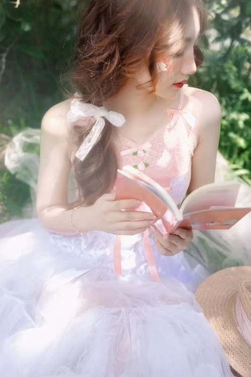 Thoại Quyên chia sẻ: “Đây là lần đầu tiên, mình được chụp với phong cách này, nhận được bộ ảnh, quả thật nó còn hơn cả mong đợi của bản thân mình. Mình hiện tại đang rất thích những sự dễ thương, nhẹ nhàng và ngọt ngào. Vì vậy, đối với mình, bộ ảnh này cũng bộc lộ một phần nào tính cách của bản thân”.