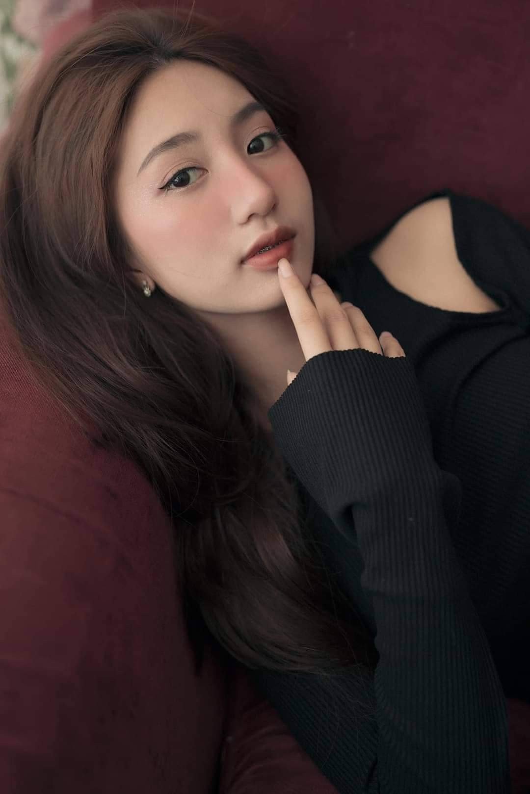 Thoại Quyên chia sẻ: “Ở công việc mẫu ảnh, điều đầu tiên mình không thể phủ nhận, chính là bản thân mình có được những bộ ảnh đẹp, mà chắc chắn mình không thể nào có được khi chỉ chụp qua chiếc điện thoại. Không những vậy, mình còn có được thêm nhiều cơ hội giao lưu với các photographer, được học hỏi, trải nghiệm với nhiều phong cách khác nhau. Và tất cả những điều đó, đã giúp mình tự tin hơn trước ống kính”.