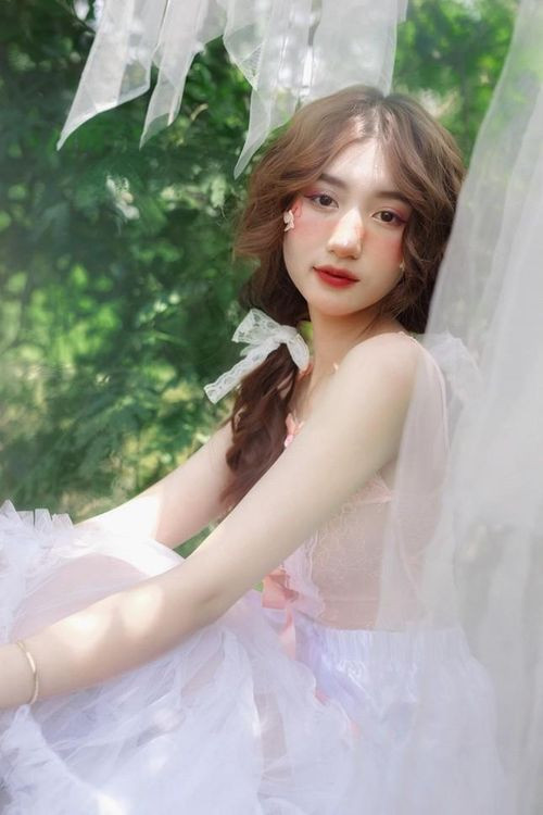 Gây xao xuyến với sự ngọt ngào, đáng yêu, bộ ảnh của Thoại Quyên cũng thu hút về vô số lượt yêu thích và quan tâm.