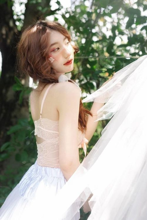 Bộ ảnh của hot girl trường Đại học Hoa Sen được thực hiện trong một ngày mùa hè Sài Gòn, ngập tràn ánh nắng và gió. Với mong muốn khắc họa lên vẻ tươi tắn, đáng yêu của người con gái trong độ tuổi đẹp nhất.