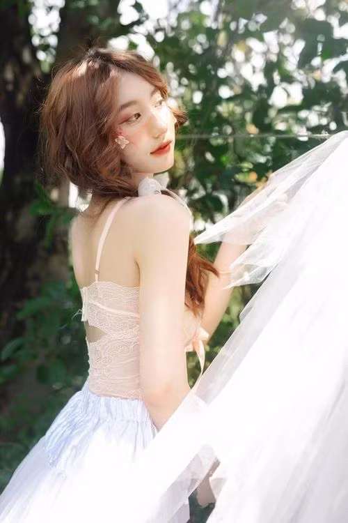 Bộ ảnh của hot girl trường Đại học Hoa Sen được thực hiện trong một ngày mùa hè Sài Gòn, ngập tràn ánh nắng và gió. Với mong muốn khắc họa lên vẻ tươi tắn, đáng yêu của người con gái trong độ tuổi đẹp nhất.