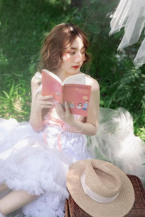 Cơ duyên đến với nghề của cô bạn cũng rất tình cờ, khi một lần Thoại Quyên được một người bạn ngỏ ý, muốn mời chụp một bộ ảnh freestyle đường phố trong chiều Sài Gòn.