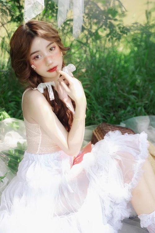 Diệp Thoại Quyên (sinh năm 2003) hiện đang là sinh viên ngành Quản trị kinh doanh của trường Đại học Hoa Sen. Gái xinh 10X này mới đây gây ấn tượng bằng bộ ảnh với chủ đề “Summer Wind”.