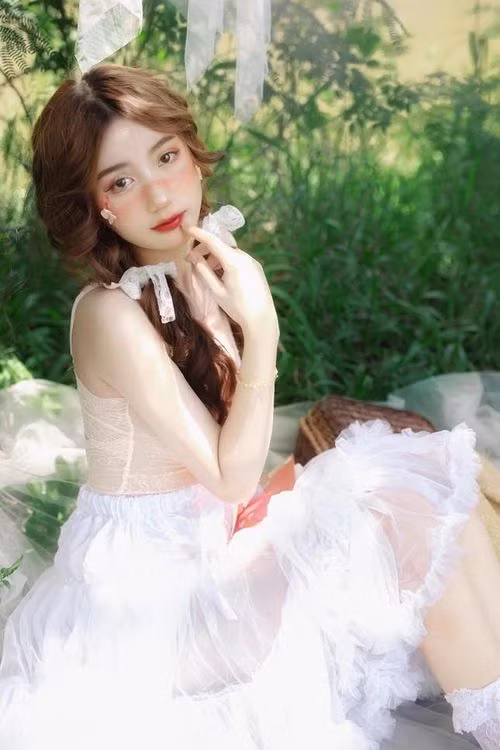 Diệp Thoại Quyên (sinh năm 2003) hiện đang là sinh viên ngành Quản trị kinh doanh của trường Đại học Hoa Sen. Gái xinh 10X này mới đây gây ấn tượng bằng bộ ảnh với chủ đề “Summer Wind”.