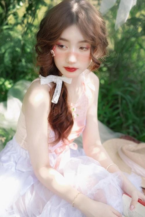 Được biết, bên cạnh công việc học, Thoại Quyên còn là người mẫu ảnh tự do.