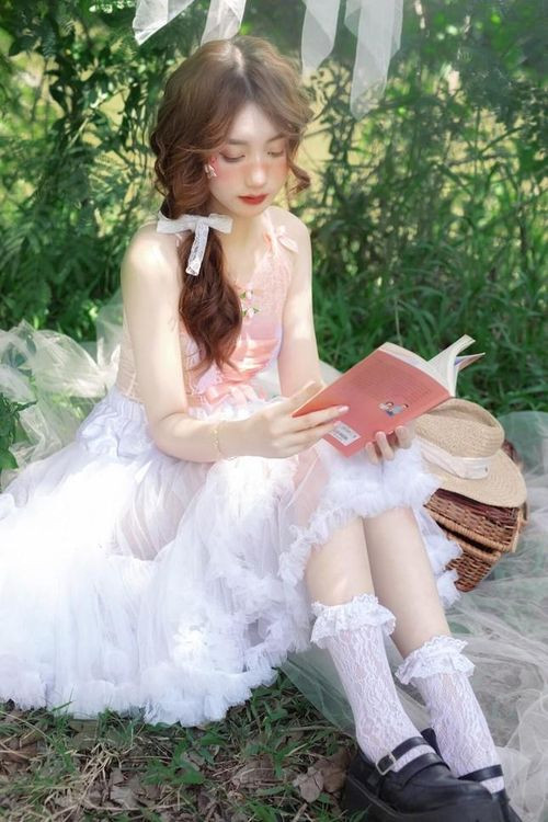 Xem xong bộ ảnh, nhiều người bày tỏ cảm nghĩ với sự ước lệ tượng trưng rằng Thoại Quyên như một “làn gió mát”, mang đến sự tươi mới trong ngày hè.