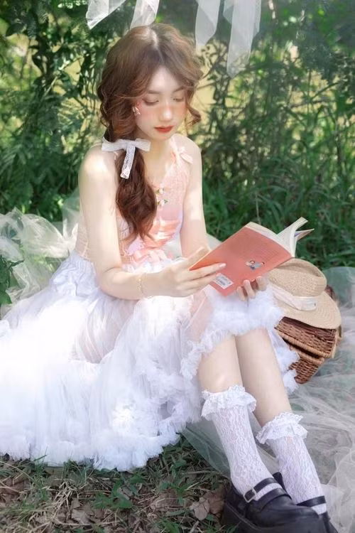 Xem xong bộ ảnh, nhiều người bày tỏ cảm nghĩ với sự ước lệ tượng trưng rằng Thoại Quyên như một “làn gió mát”, mang đến sự tươi mới trong ngày hè.