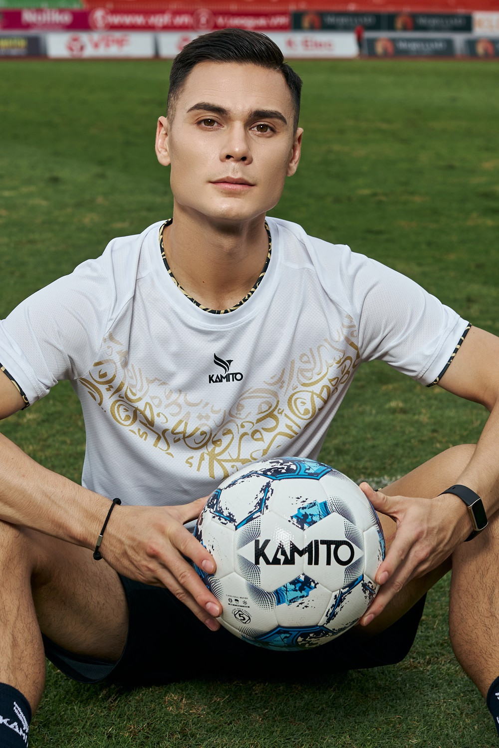 Mới đây trên trang cá nhân, Adriano Schmidt lại khiến nhiều fan phải đứng ngồi không yên, thậm chí phải cảm thán về vẻ ngoài đẹp trai khi xuất hiện trong đoạn quảng cáo thương hiệu thời trang mang tên Kamito.