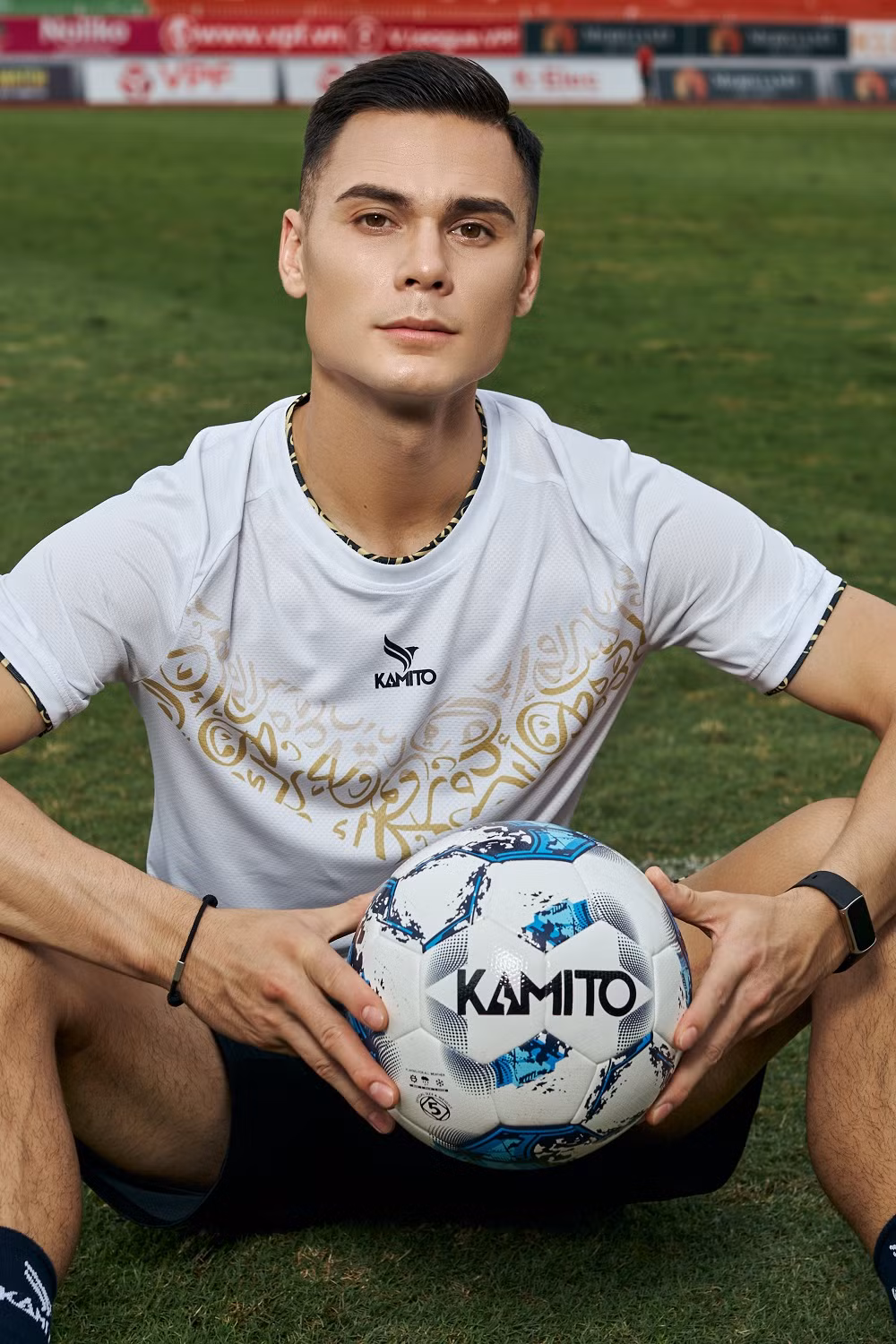 Mới đây trên trang cá nhân, Adriano Schmidt lại khiến nhiều fan phải đứng ngồi không yên, thậm chí phải cảm thán về vẻ ngoài đẹp trai khi xuất hiện trong đoạn quảng cáo thương hiệu thời trang mang tên Kamito.