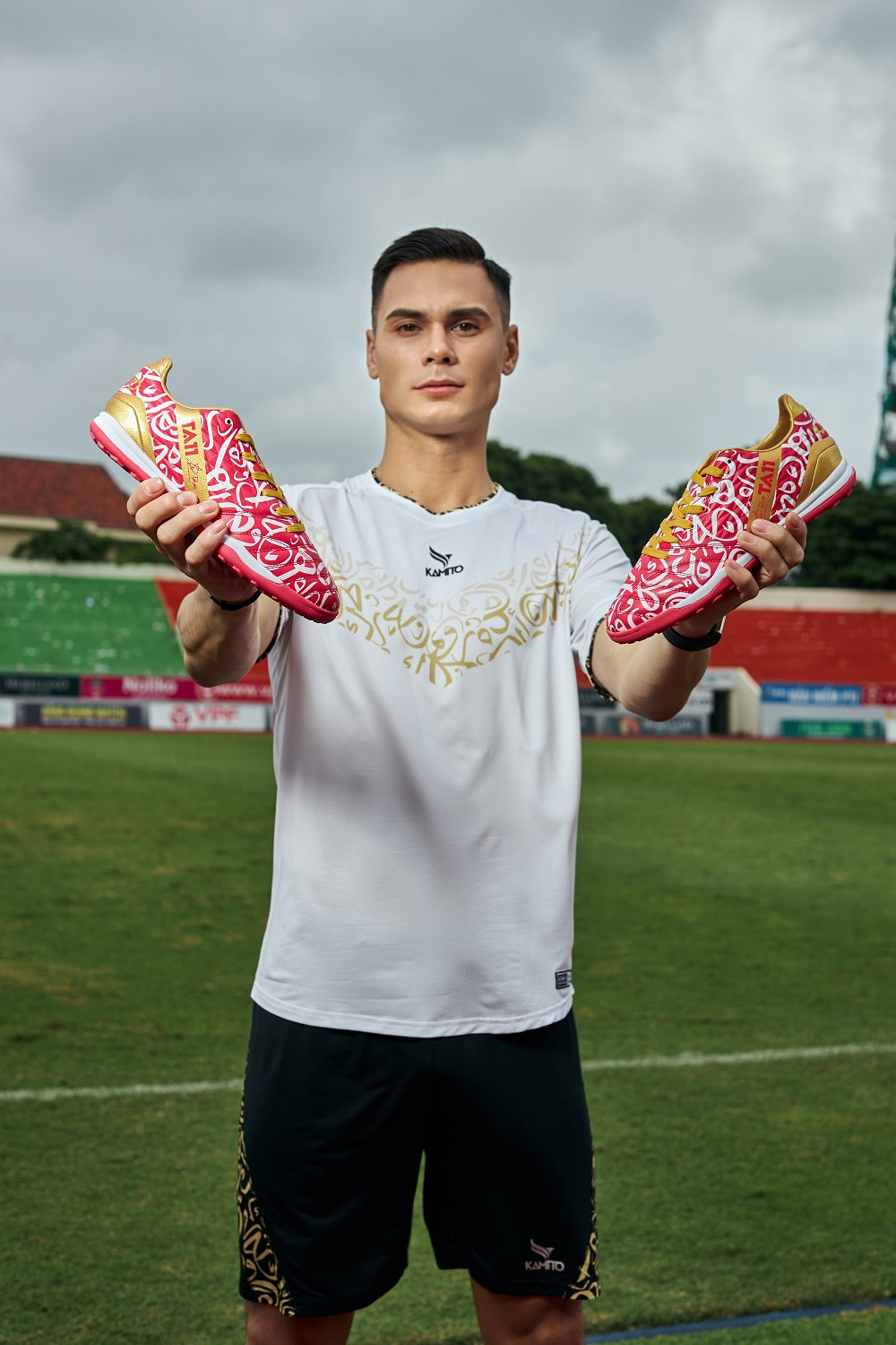 Xuất hiện trong đoạn quảng cáo, cầu thủ Việt kiều Adriano Schmidt vẫn giữ phong độ đẹp trai miễn chê. Không những vậy, nam thần sân cỏ còn thể hiện không ít những kĩ thuật cá nhân của mình.