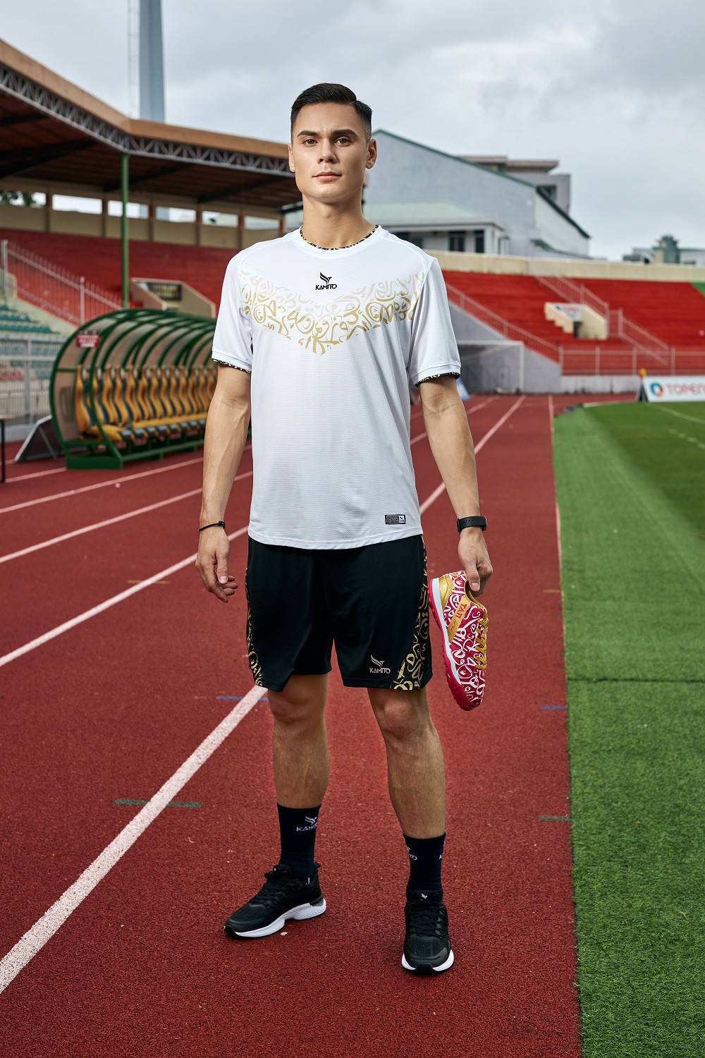 Dưới phần bình luận, không ngớt những lời khen ngợi của các fan đã được gửi về cho Adriano Schmidt và cả thương hiệu đã chọn anh làm gương mặt đại diện là Kamito.