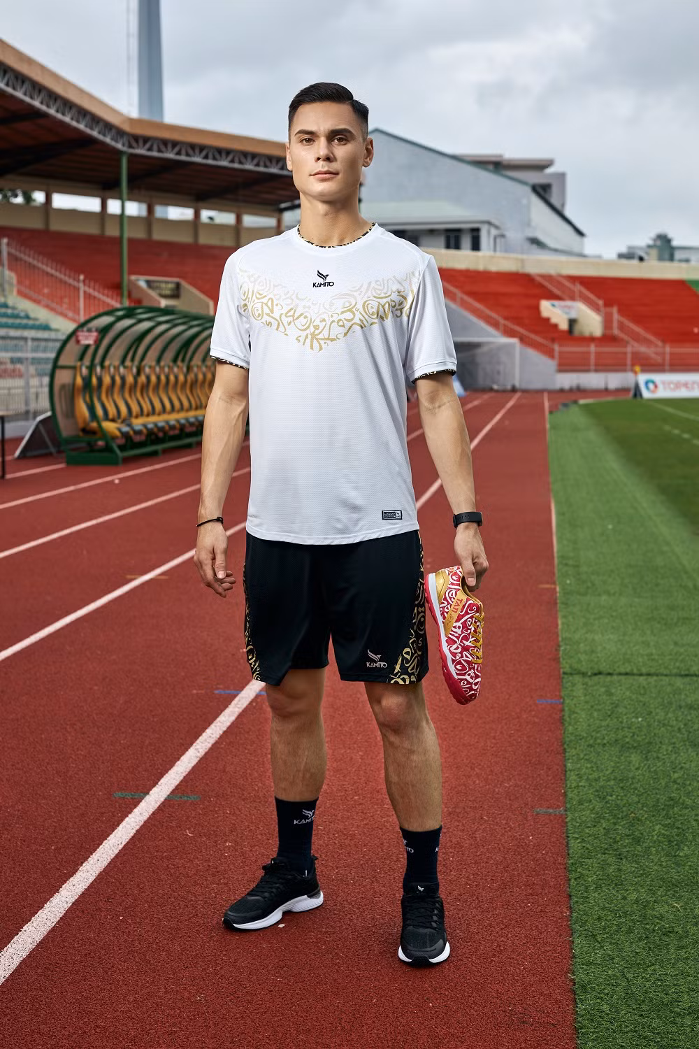 Dưới phần bình luận, không ngớt những lời khen ngợi của các fan đã được gửi về cho Adriano Schmidt và cả thương hiệu đã chọn anh làm gương mặt đại diện là Kamito.