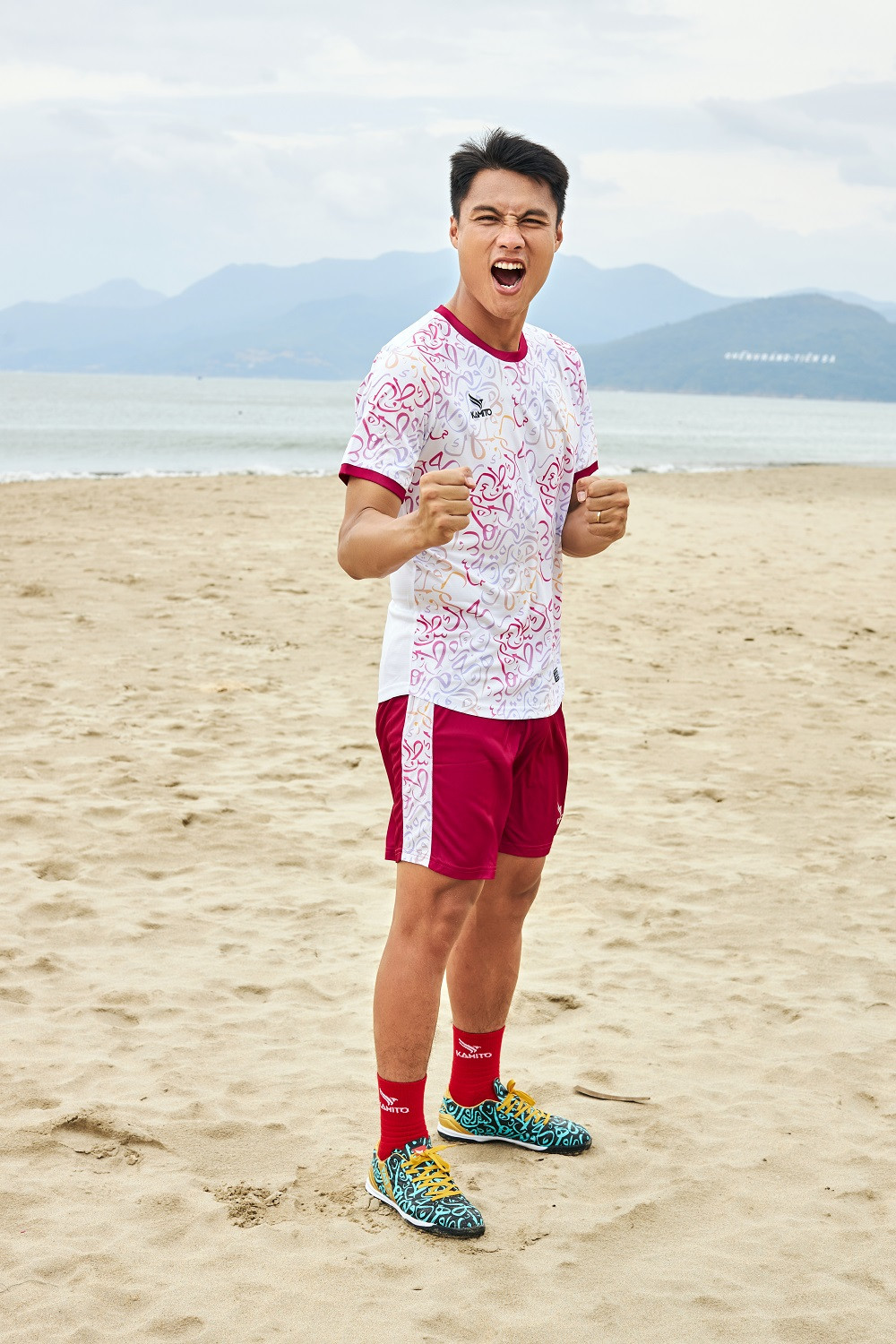 Dưới phần bình luận khi MV được ra mắt, nhiều fan yêu bóng đá còn trầm trồ trước những họa tiết mà trang phục được Adriano Schmidt quảng cáo bởi sự bắt mắt và tính thời trang.